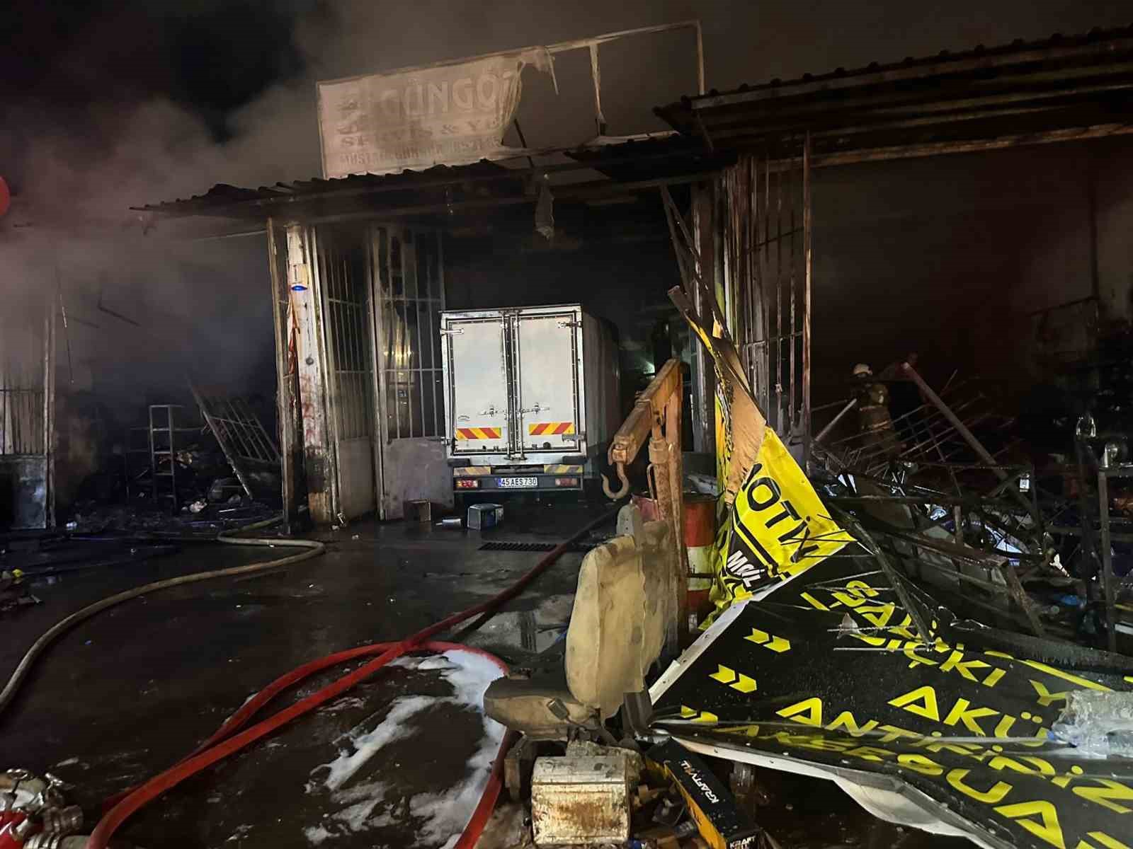 Sanayi sitesindeki yangında 7 iş yeri ve 3 araç yandı