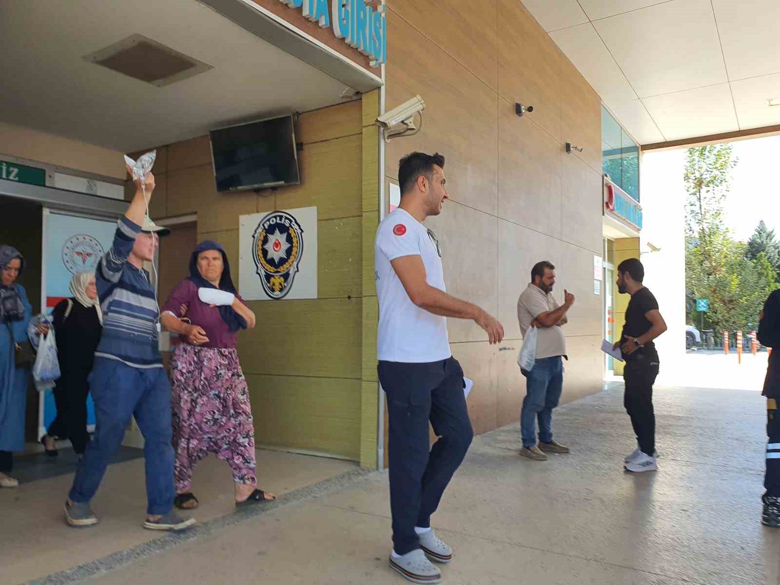 Parmaklarını salça makinesine kaptırdı