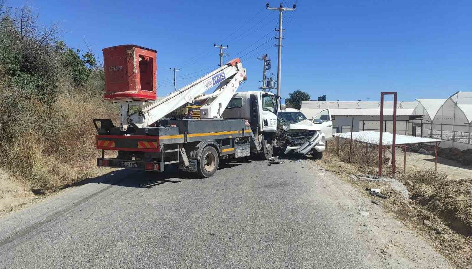 Kamyonla otomobil kafa kafaya çarpıştı: 3 yaralı
