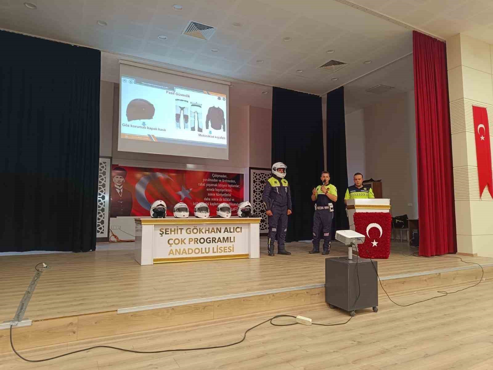 Gaziantep’te jandarmadan 150 motosiklet sürücüsüne güvenli sürüş eğitimi