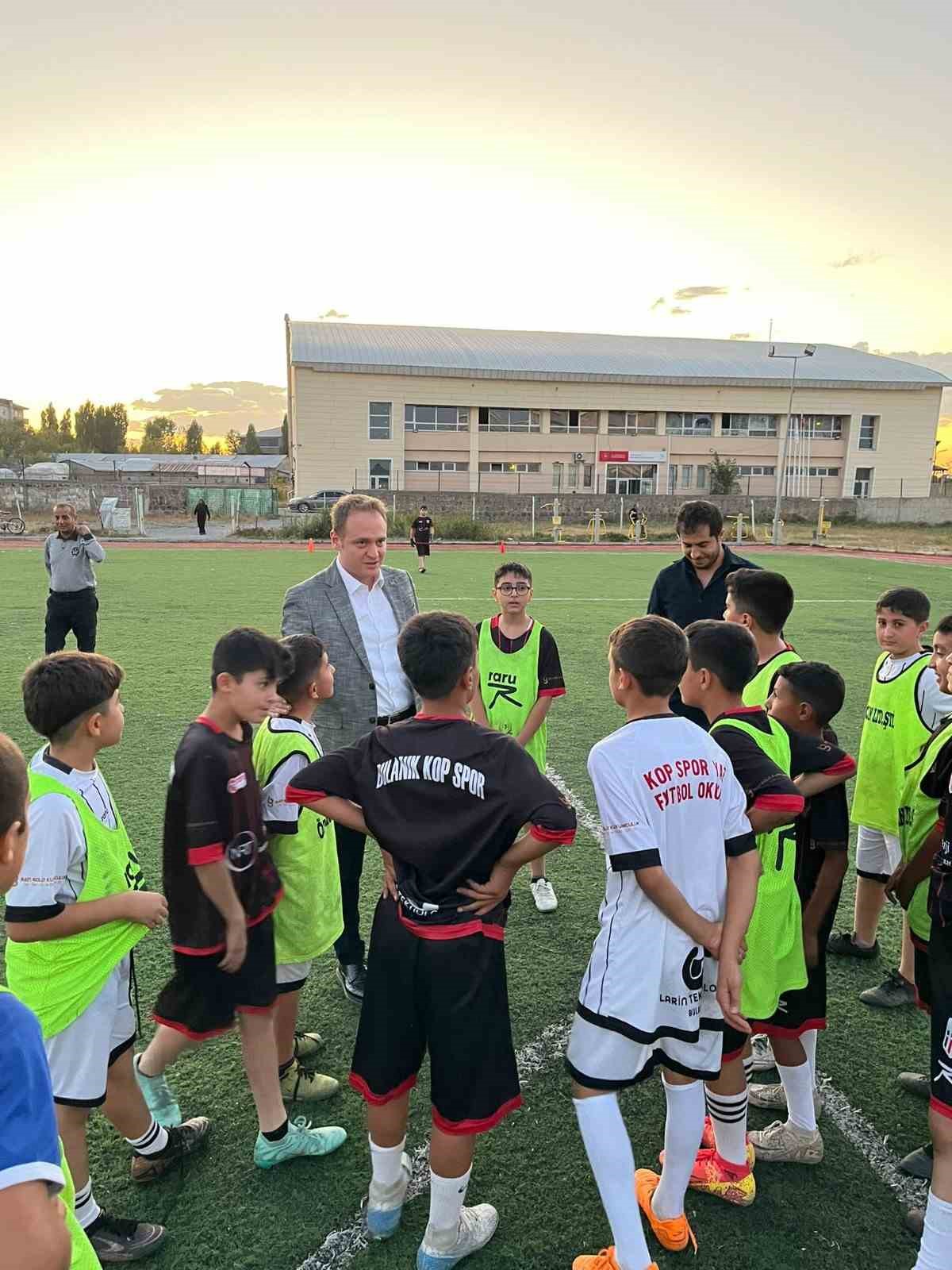 Bulanık Kaymakamı Ömer Övünç Koşansu çocukları sevindirdi