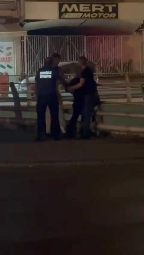 Köprülü kavşaktan kendisini atmak isteyen kadını polis engelledi