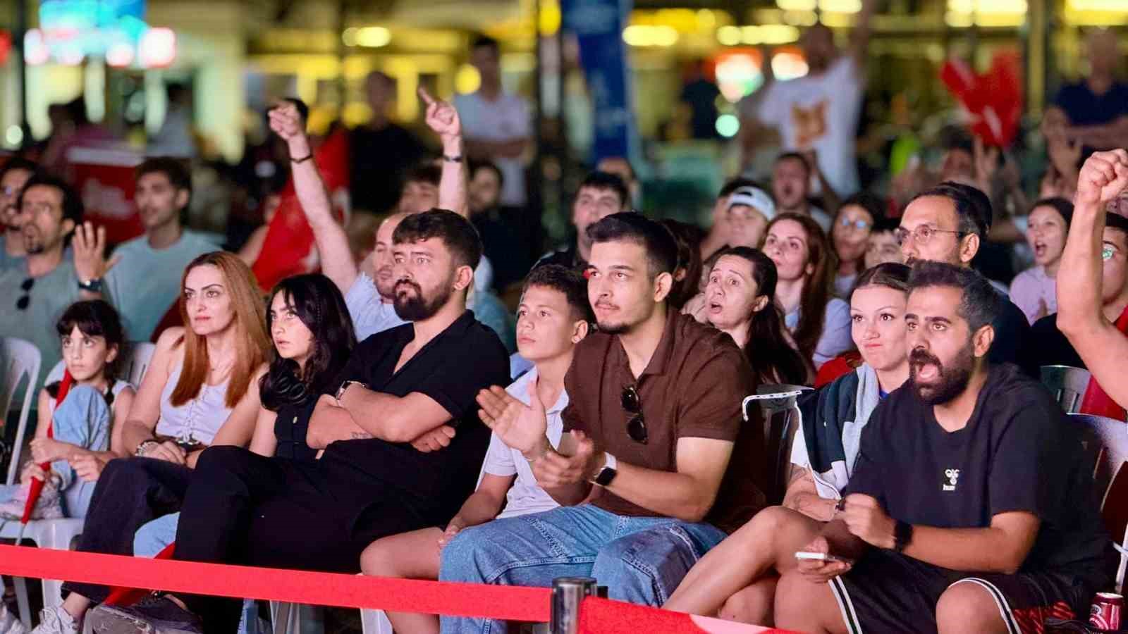 Aydınlılar milli heyecanı bir arada yaşadı
