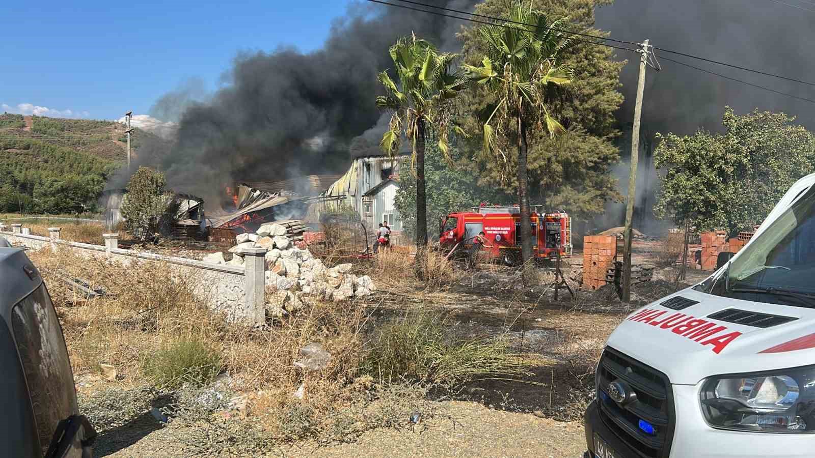 Seydikemer’de kereste deposunda yangın