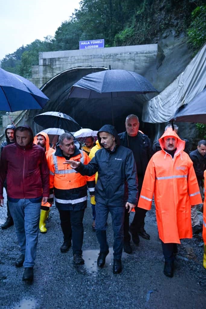 Bakan Uraloğlu, Çamlıhemşin Hala Tüneli’nde incelemelerde bulundu