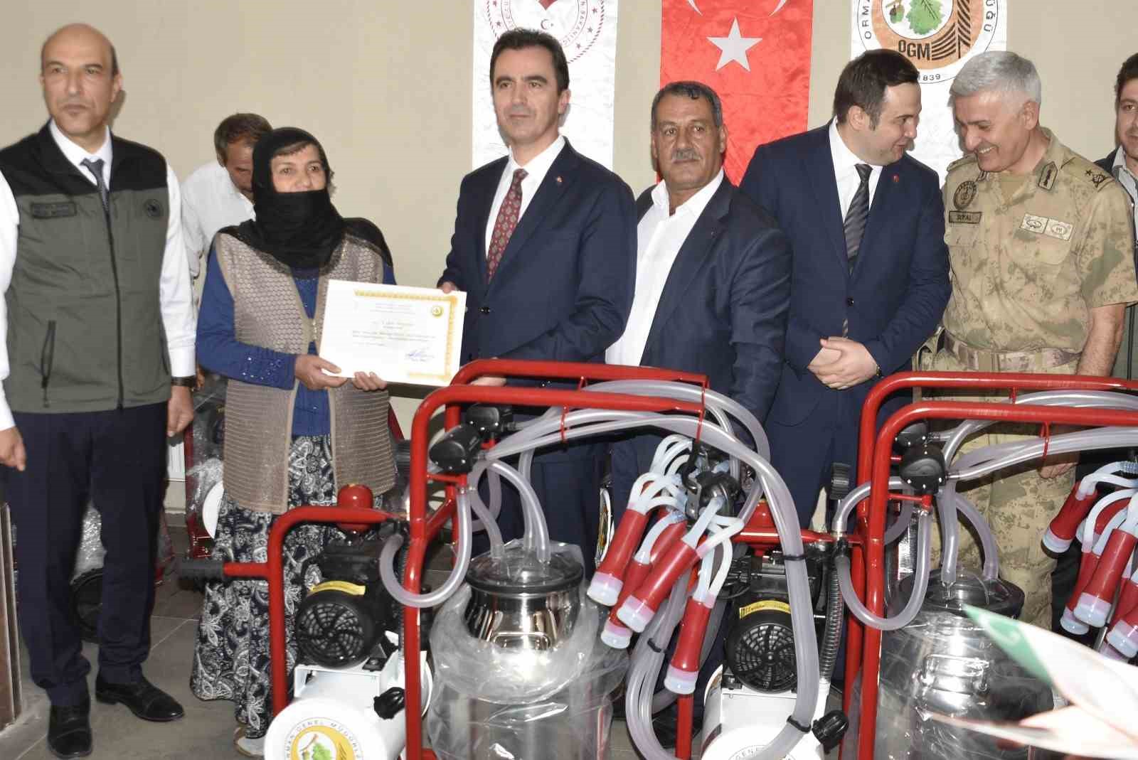 Bitlis’te köylülere süt sağım makinesi desteği