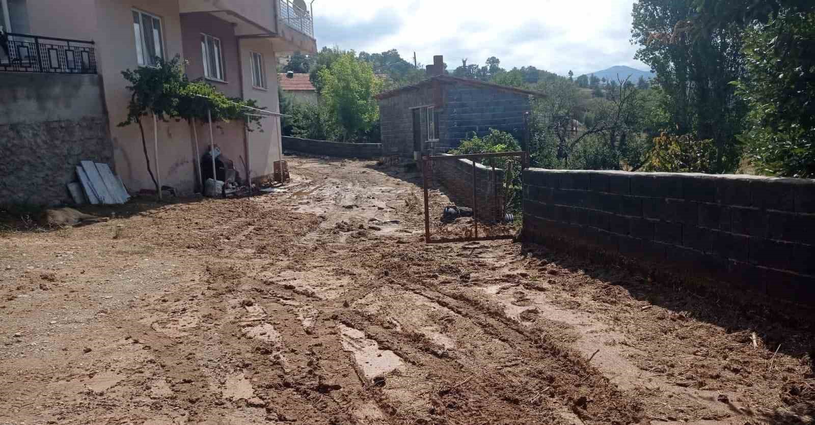 Simav Esenbağ Köyü’nde sel ve su baskınından zarar gören tarım alanları tespit edildi
