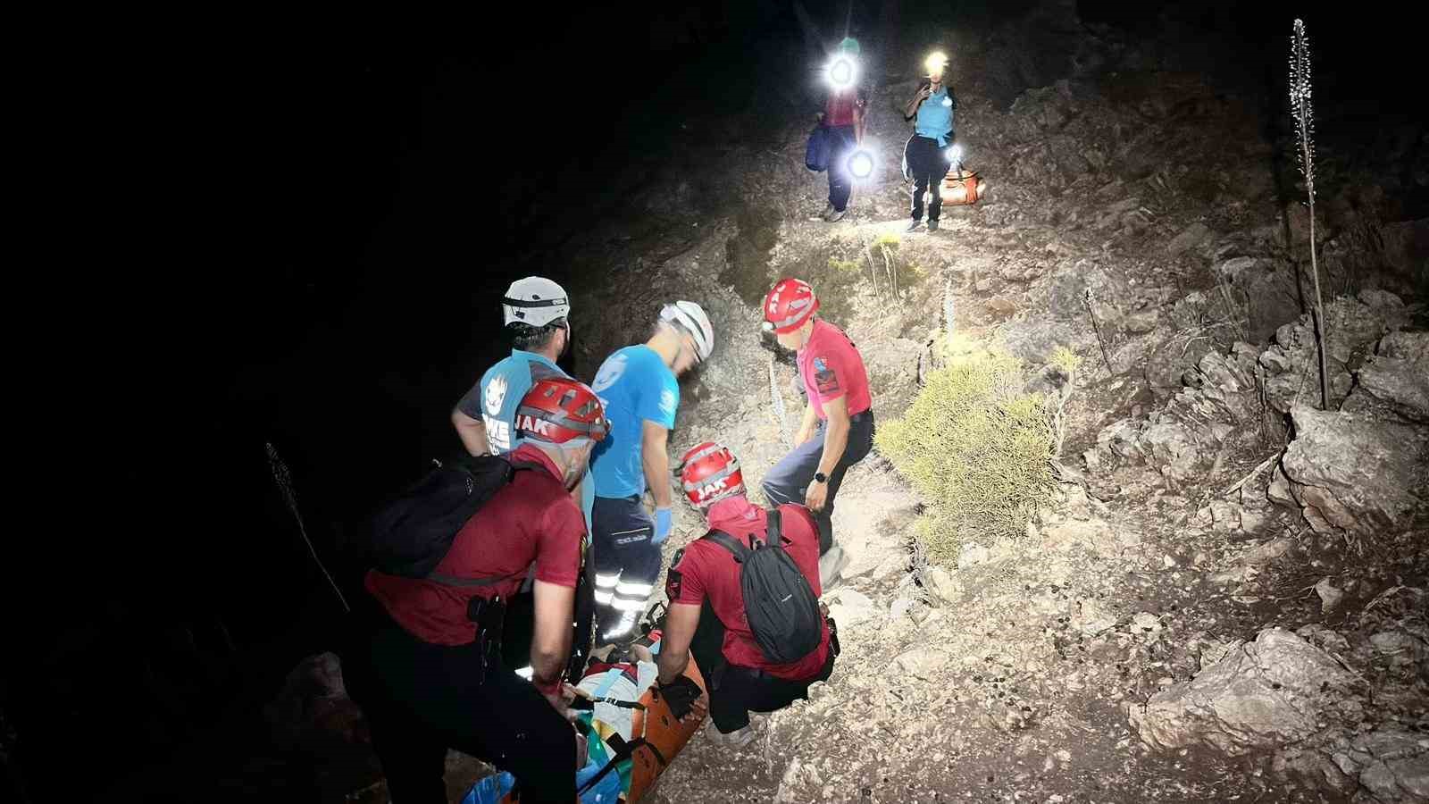 Tarihi yolda mahsur kalan 3 kişi kurtarıldı