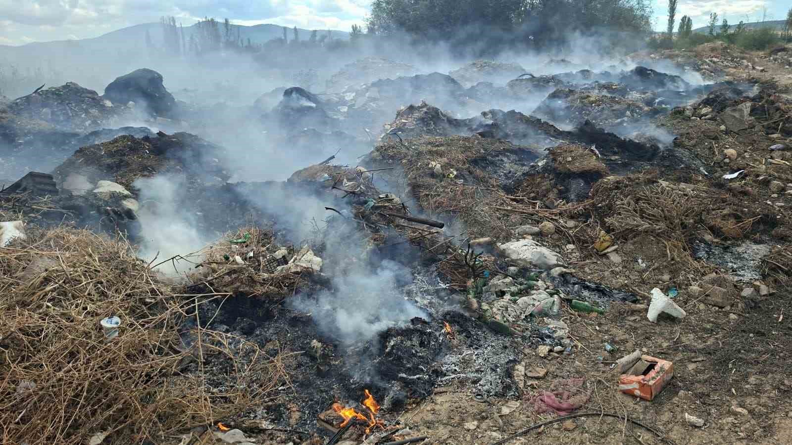 Hisarcık’ta çöplüğe dönen çayın kenarında yangın çıktı