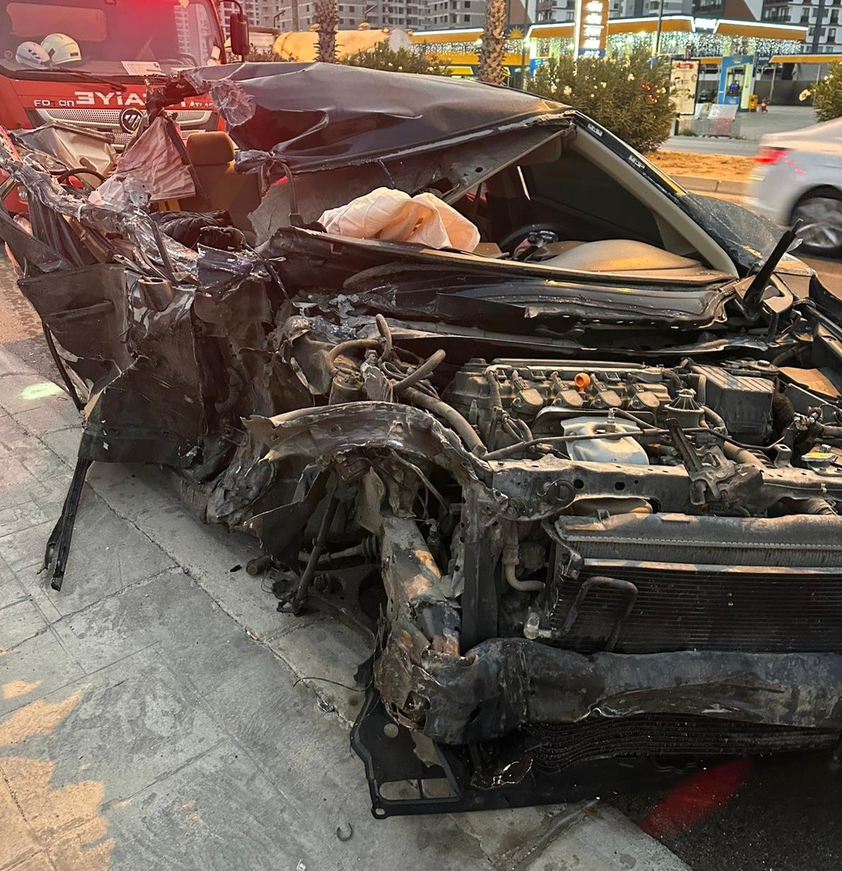 Tekeri bile koptu: Kamyona çarpan otomobil hurdaya döndü, 2 yaralı