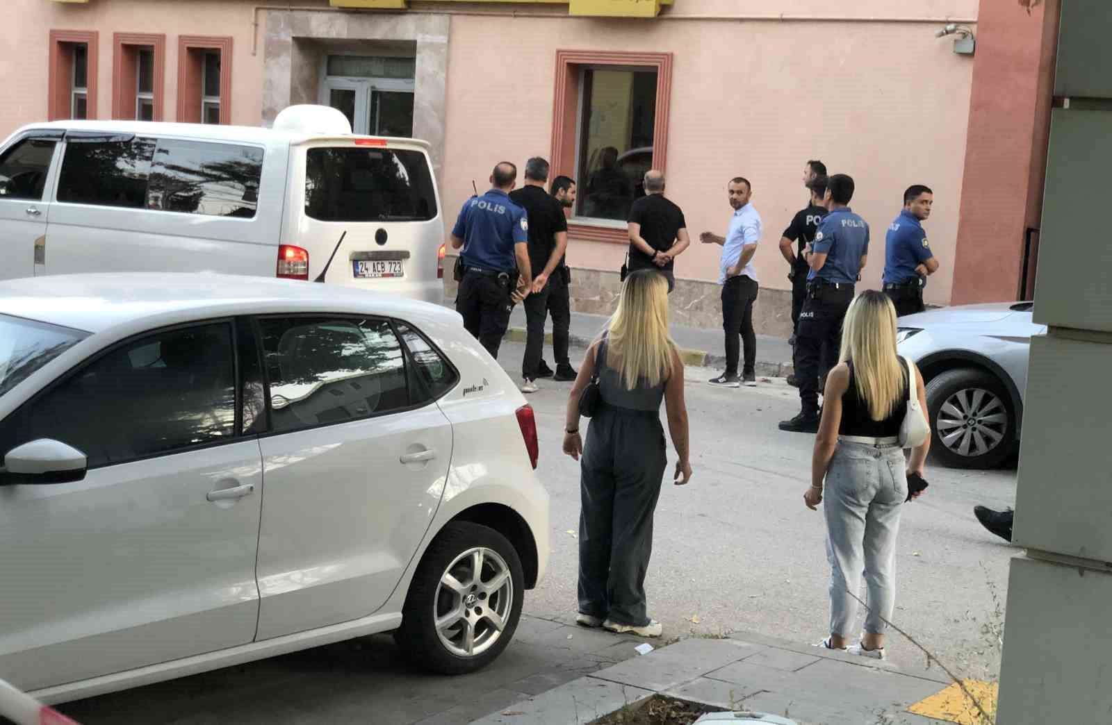 Parkta kızlarının gözü önünde bıçağı boğazına dayayan adamı polisler ikna etti