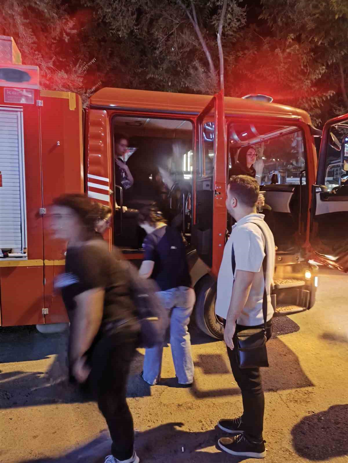 Elazığ’da asansörde mahsur kalan astım hastası öğrencilere itfaiyeden oksijen tüpüyle destek