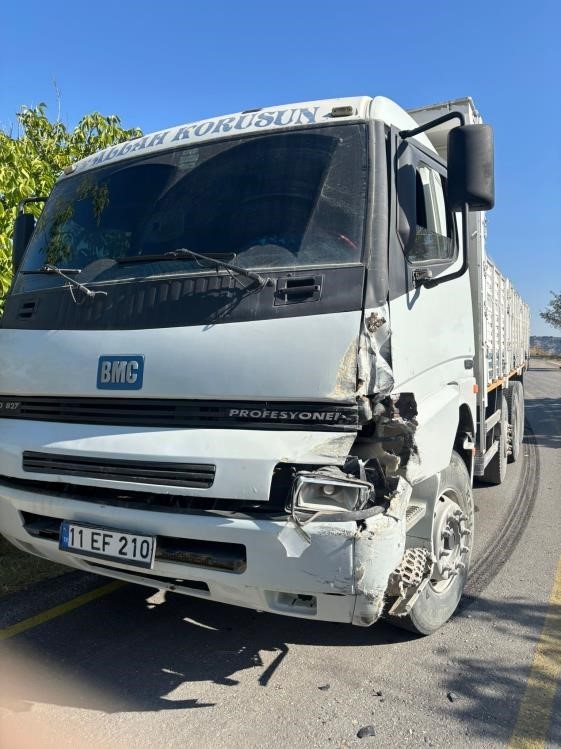 Bilecik’te kamyon ile hafif ticari aracın kafa kafaya çarpıştı, 2 yaralı
