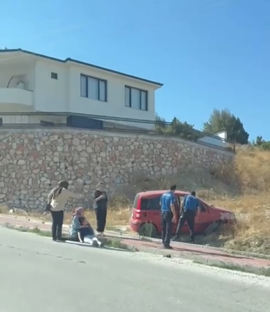 Bariyerlere çarpan otomobil sürücüsü yaralandı