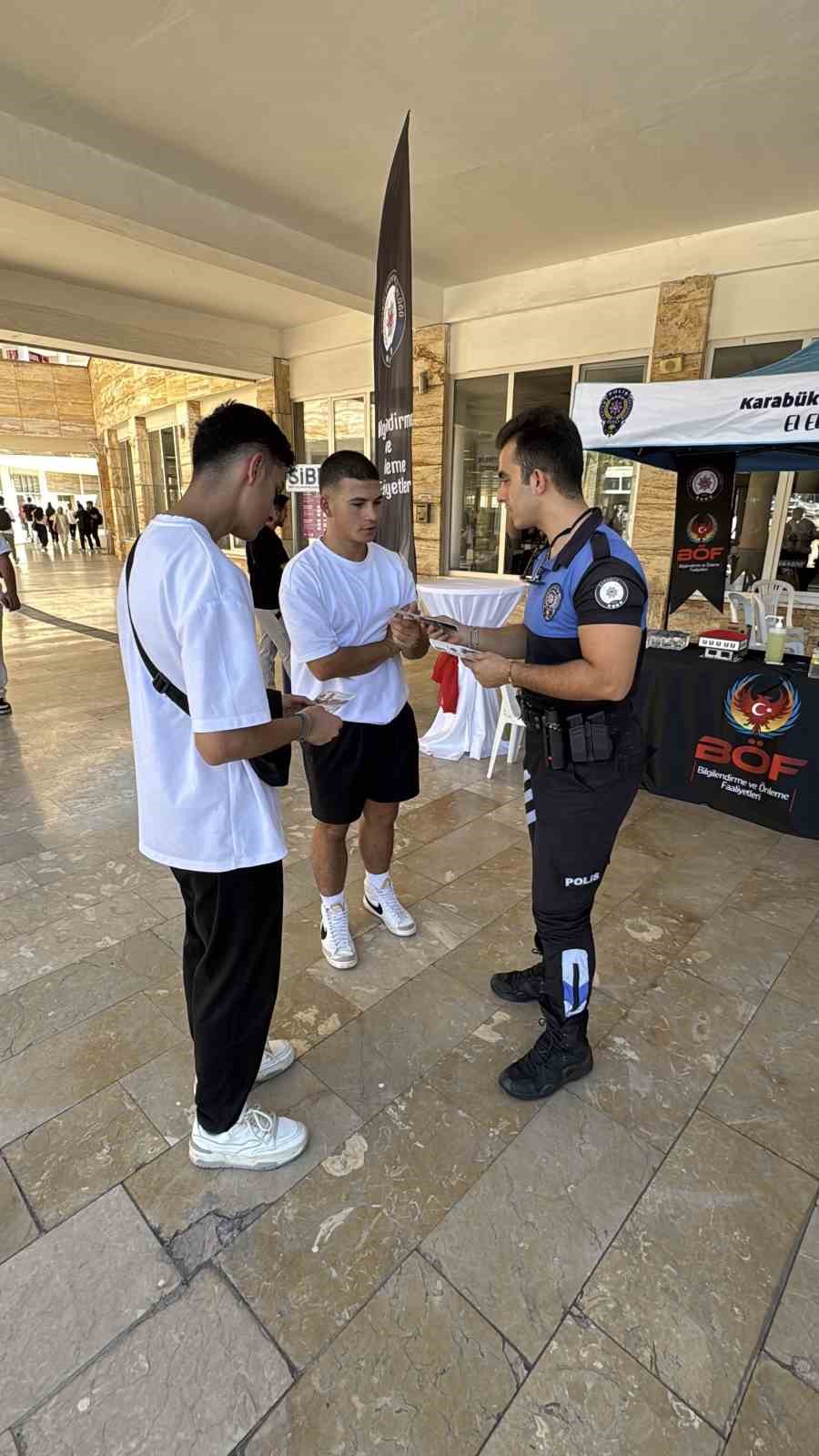 Karabük’te polisler üniversite öğrencilerini bilgilendiriyor