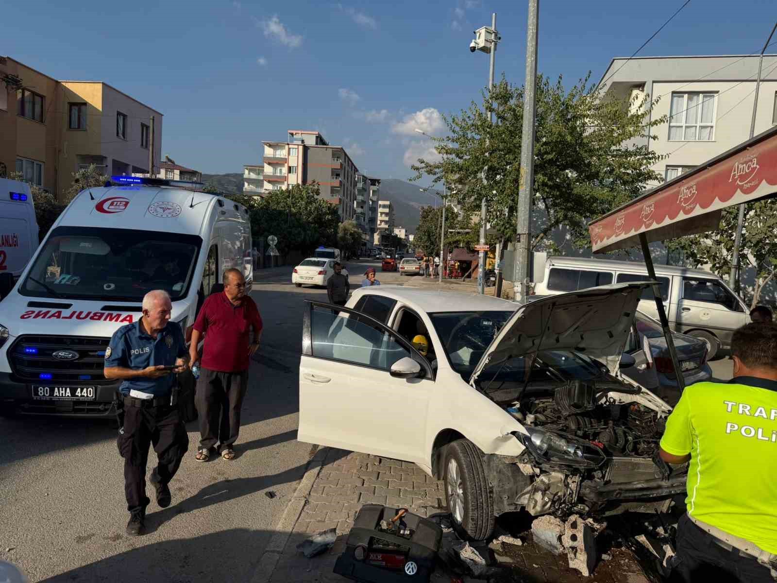Osmaniye’de iki otomobilin karıştığı kazada 3 kişi yaralandı