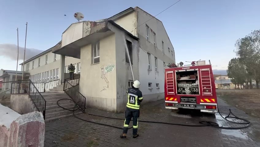 Karayazı’da korkutan yangın