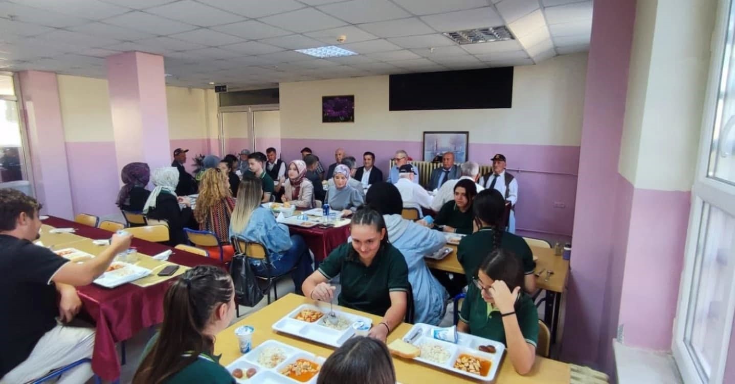 Altıntaş’ta öğretmen ve öğrenciler gazilerle bir araya geldi