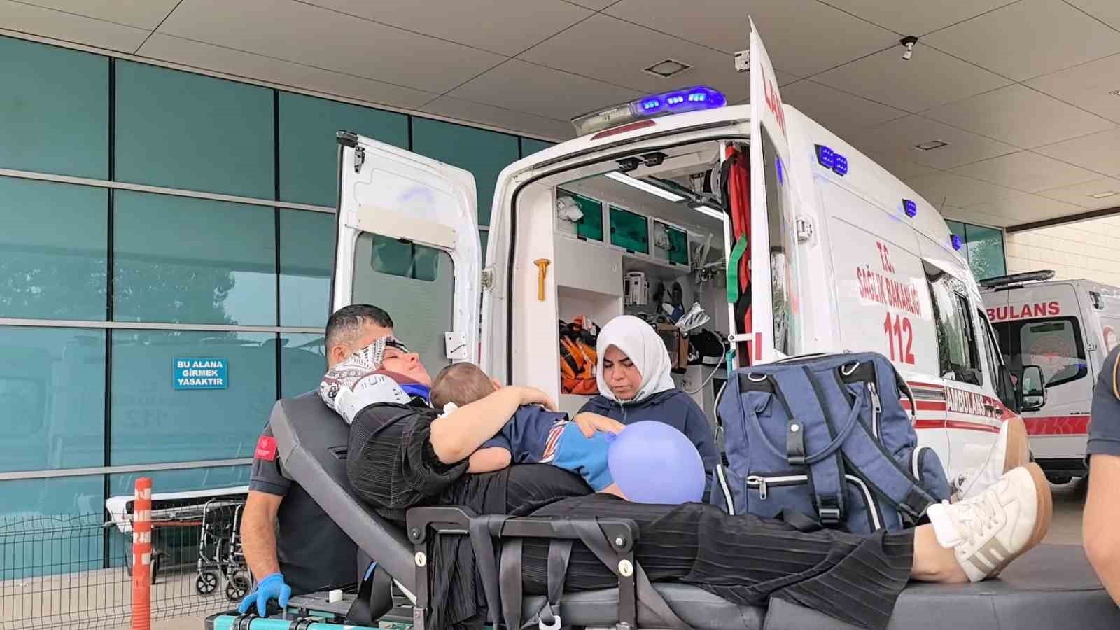 Kontrolden çıkan otomobil demir bahçe kapısına çarptı: 2’si çocuk 4 kişi yaralandı