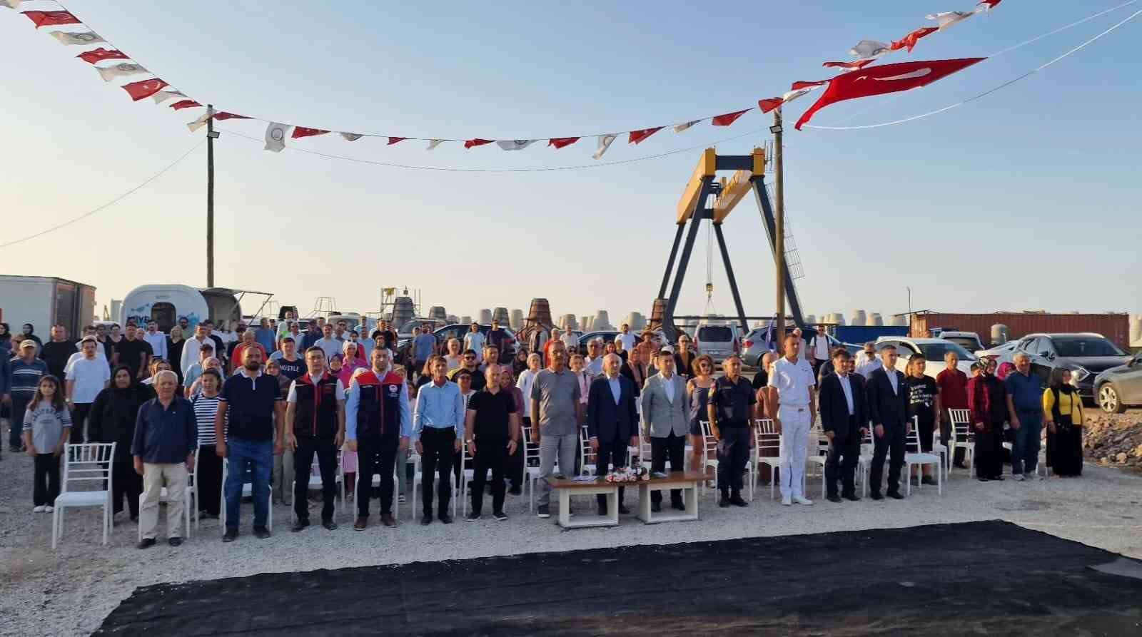 Balıkçılar av sezonunun açılmasını teknelerde meşale yakarak kutladı