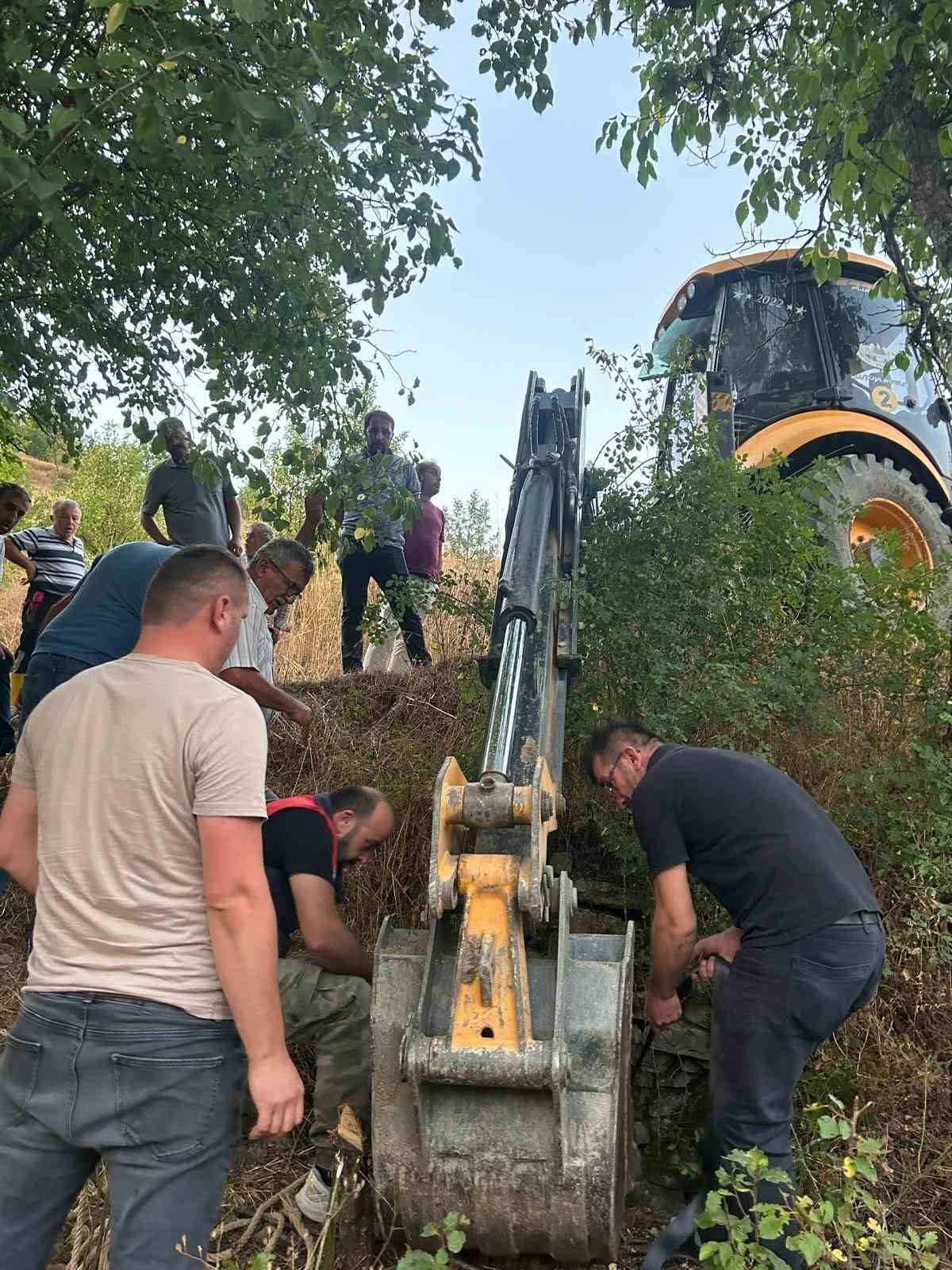 Su kuyusuna düşen inek için seferber oldular
