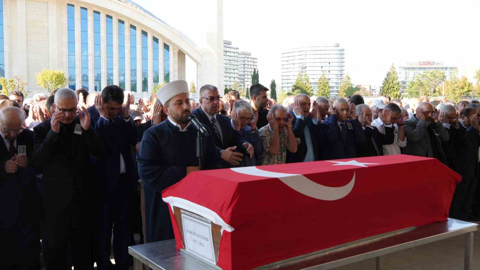 Eski Bakan Güner, Ankara’da son yolculuğuna uğurlandı