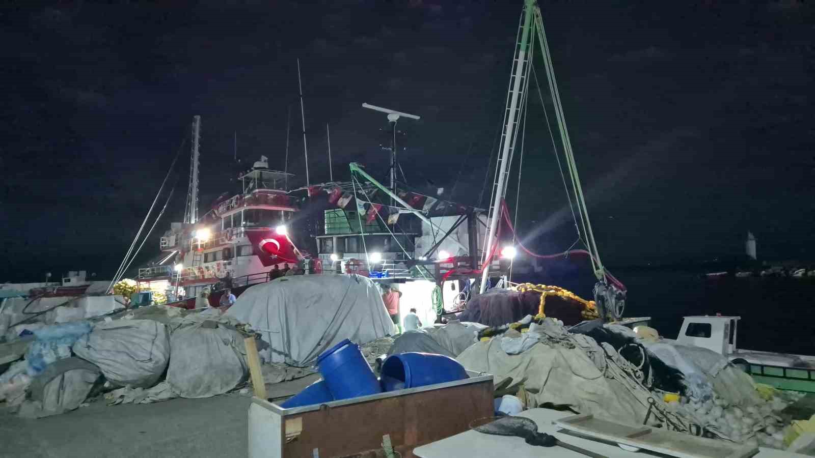 Balıkçılar ‘Vira Bismillah’ diyerek havai fişek gösterisiyle denize açıldı