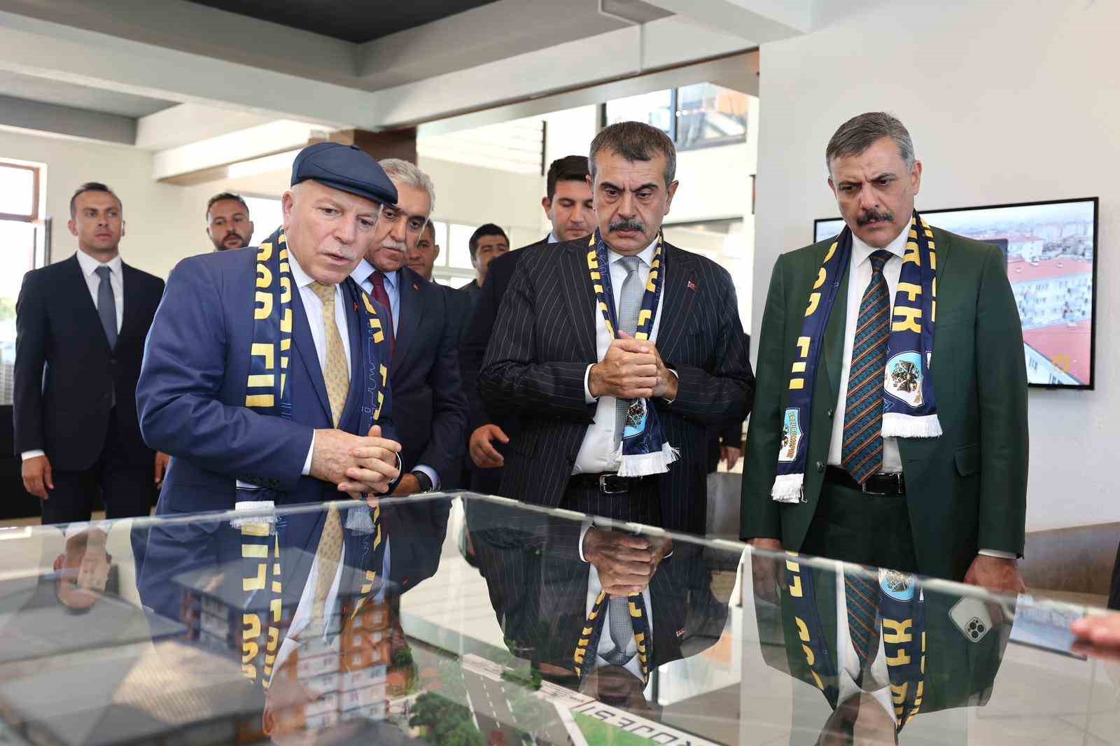 Bakan Tekin, Erzurum’da esnafla buluştu