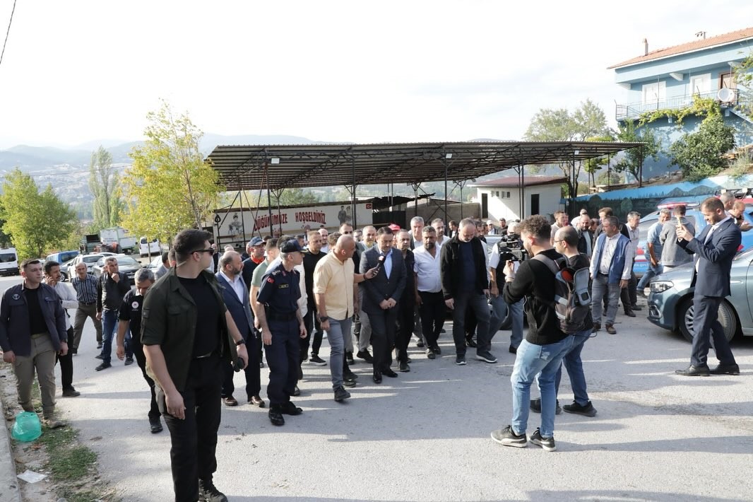 Vali Işın deprem sonrası Simav’da vatandaşlarla bir araya geldi