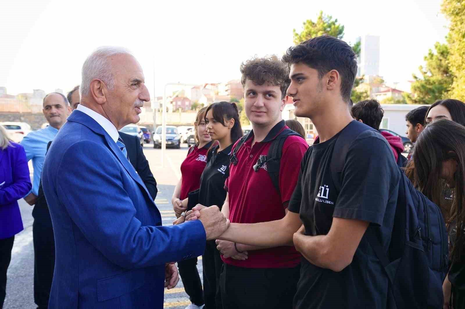 Ümraniye Belediyesi’nden gençlere yeni dönemde eğitim desteği