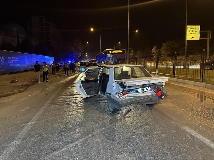 Otomobile arkadan çarpan aracın sürücüsü kaçtı: 1 yaralı