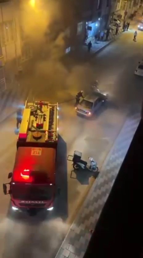 Elazığ’da seyir halindeki otomobil yandı