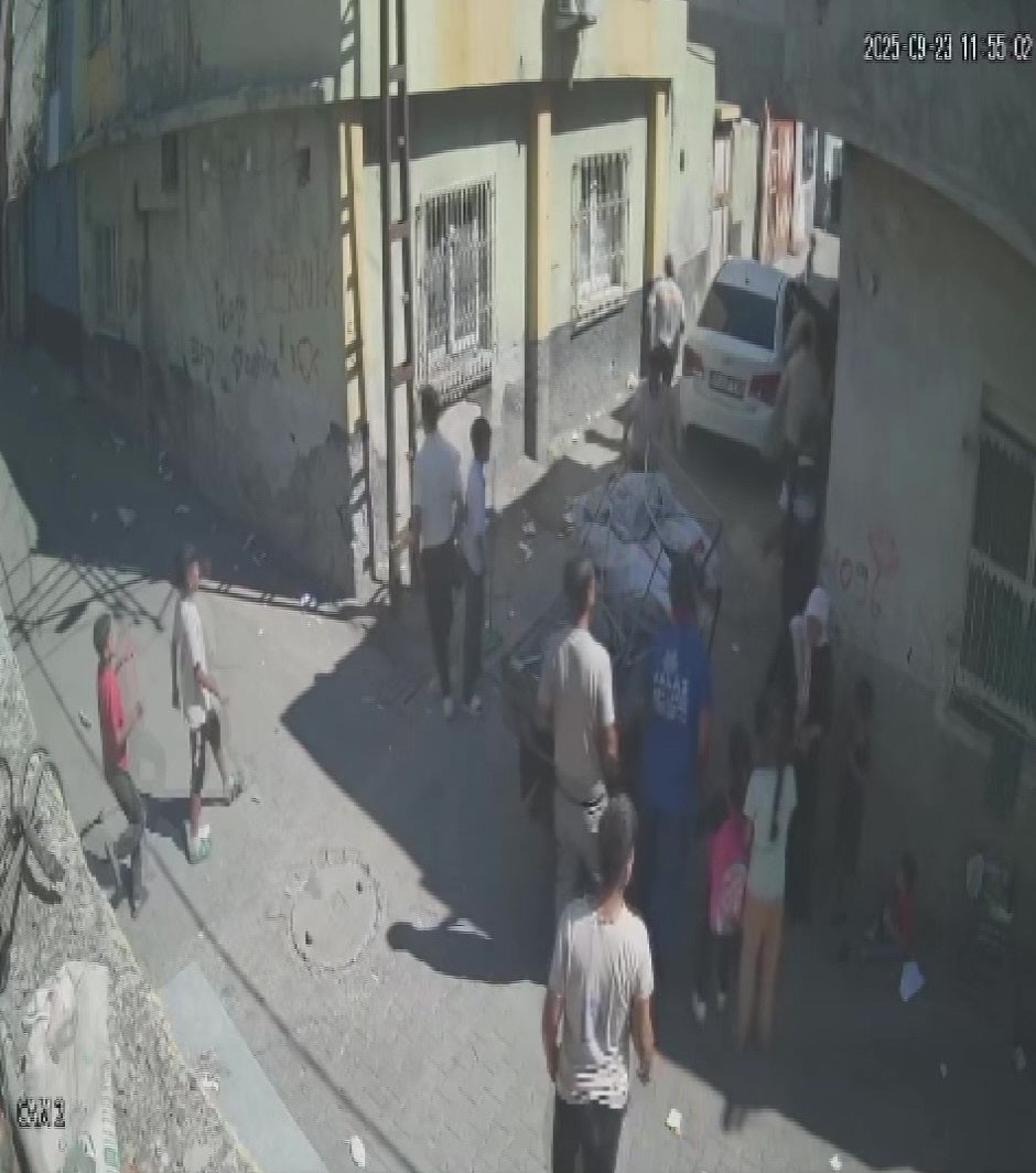 Otomobilin çarptığı 2 yaşındaki Cumali hayatını kaybetti: Kaza anı kamerada
