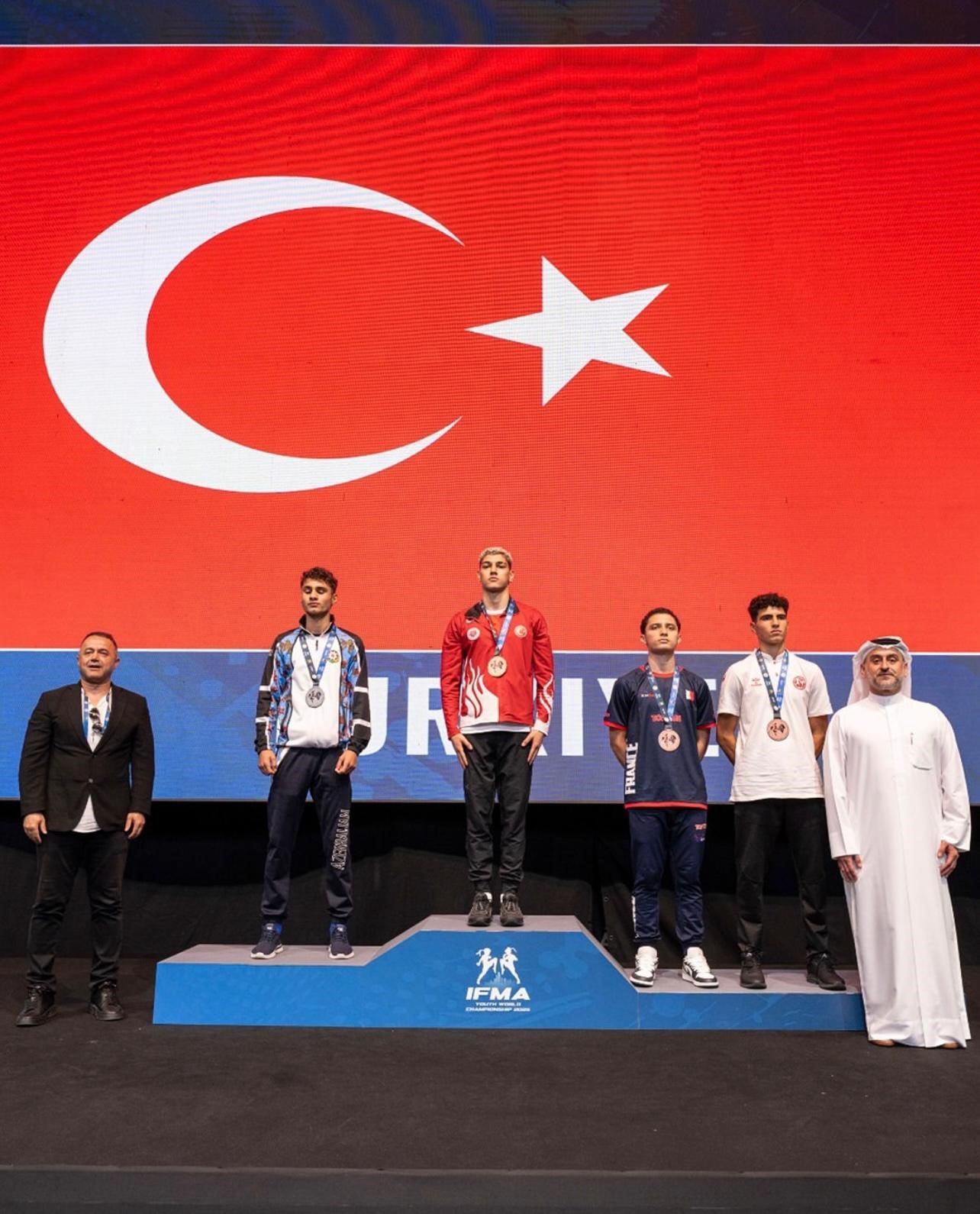Bolulu sporcular Muaythai’da dünya şampiyonu oldu