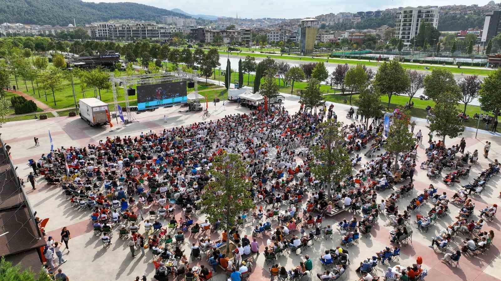 Milli heyecan ve Bursaspor maçı dev ekrana yansıdı