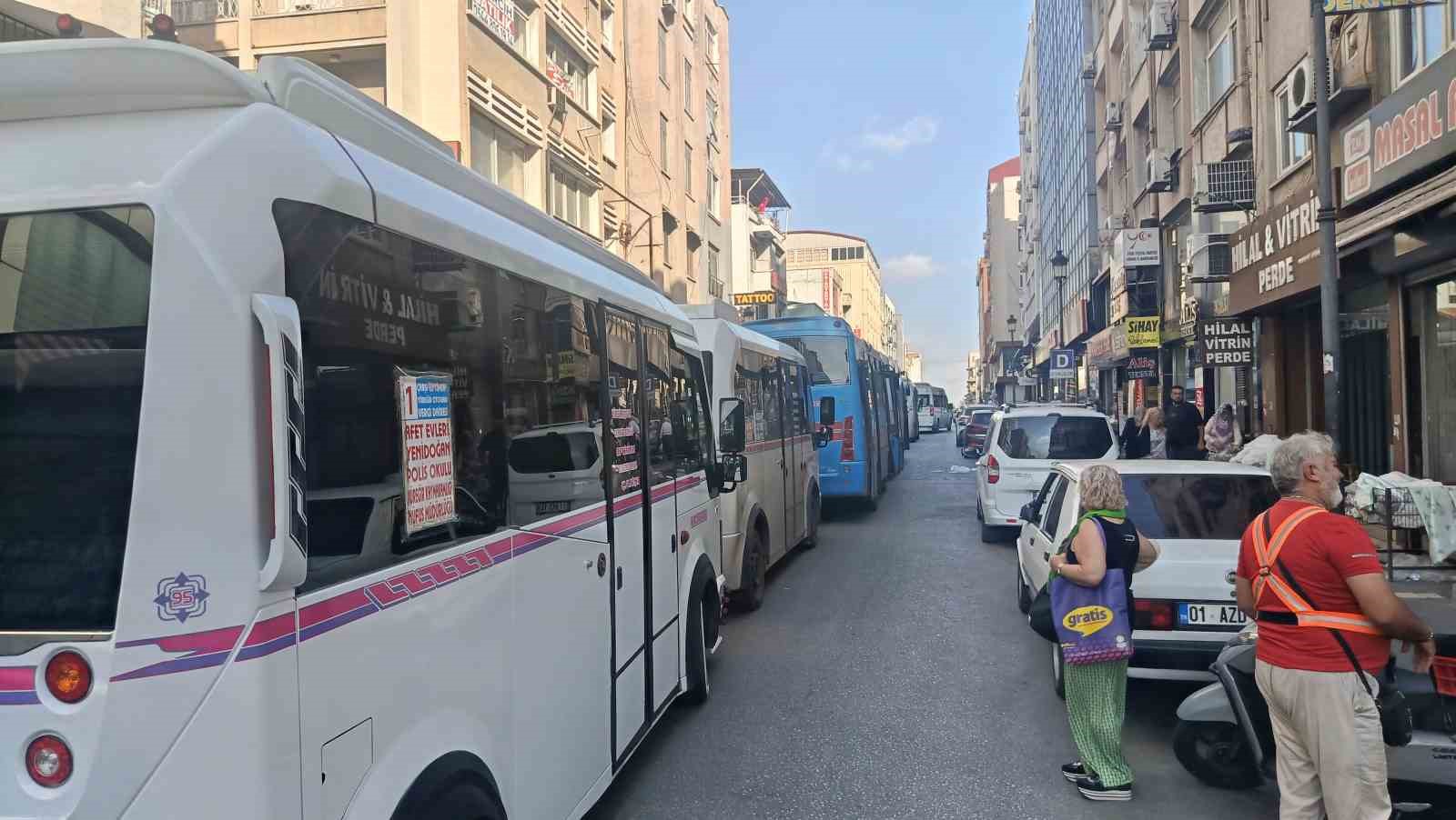 Adana’da dolmuş şoförlerinin eylemi 3 saat sonra bitti: Trafik ulaşıma açıldı