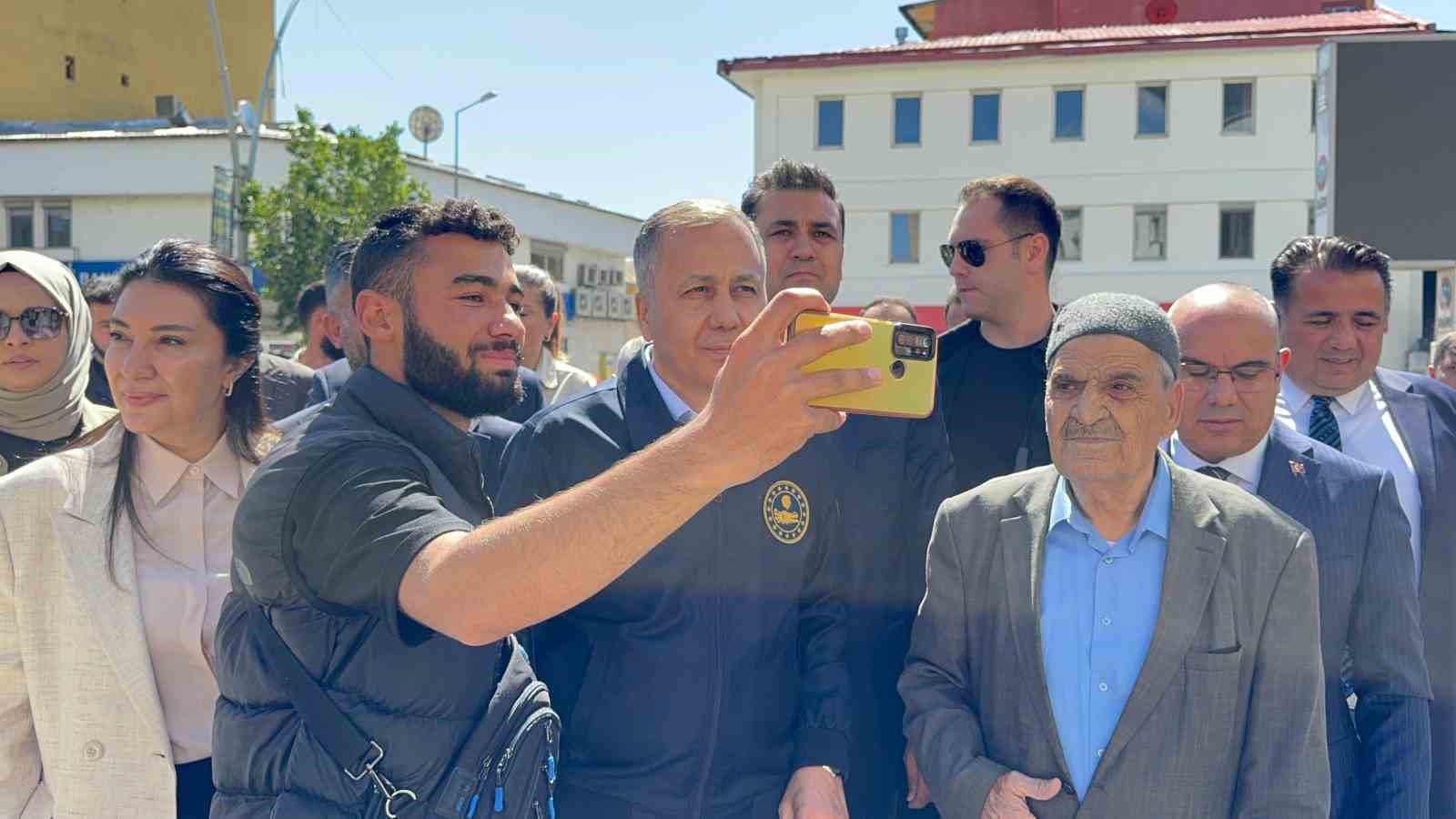 Bakan Yerlikaya Ağrı’da esnafla buluştu, taleplerini dinledi