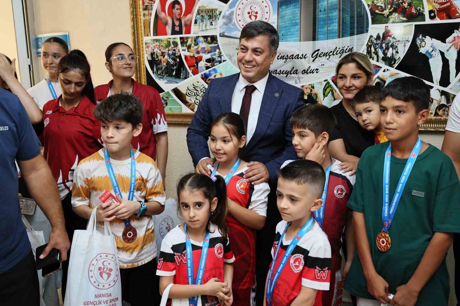 Başarılı kick boks sporcularını ödüllendirildi