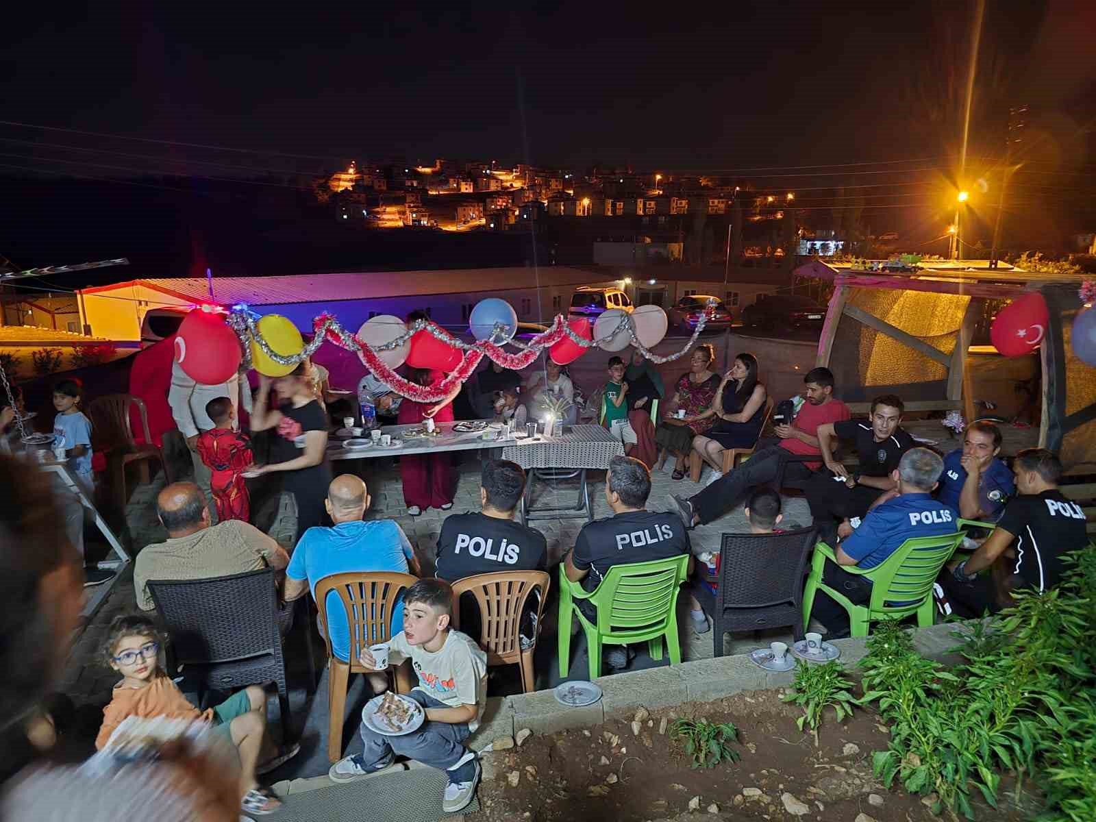 Polis ekipleri, DMD kas hastası çocuğa doğum günü sürprizi yaparak yürekleri ısıttı