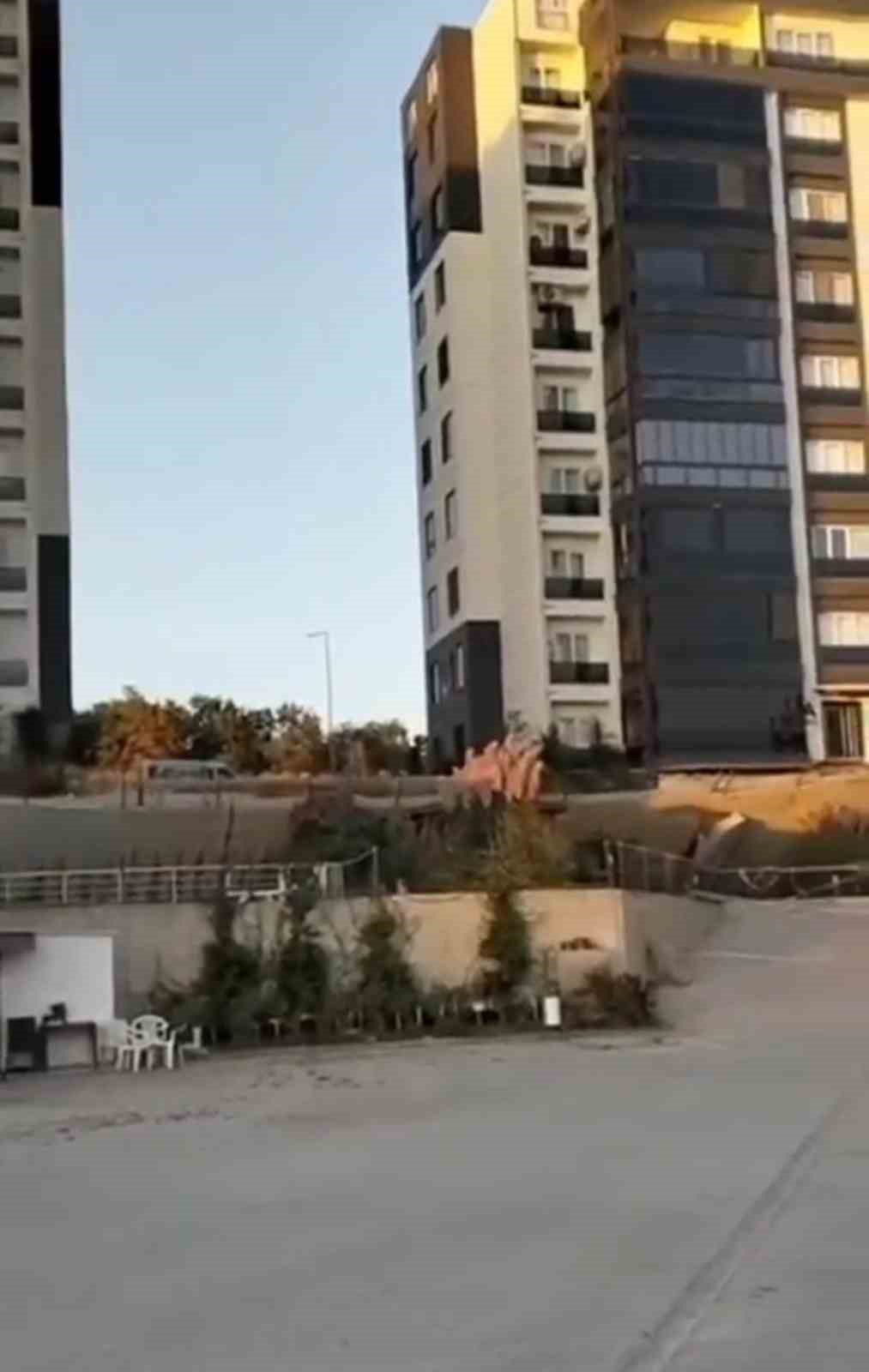 Bursa’da yeni sitenin istinat duvarı böyle çöktü