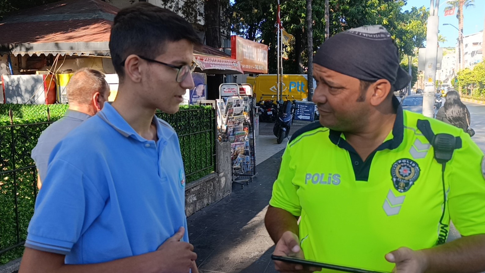 Kargo şubesinden ehliyeti aldı, sevincini  kapı önündeki trafik polisiyle paylaştı