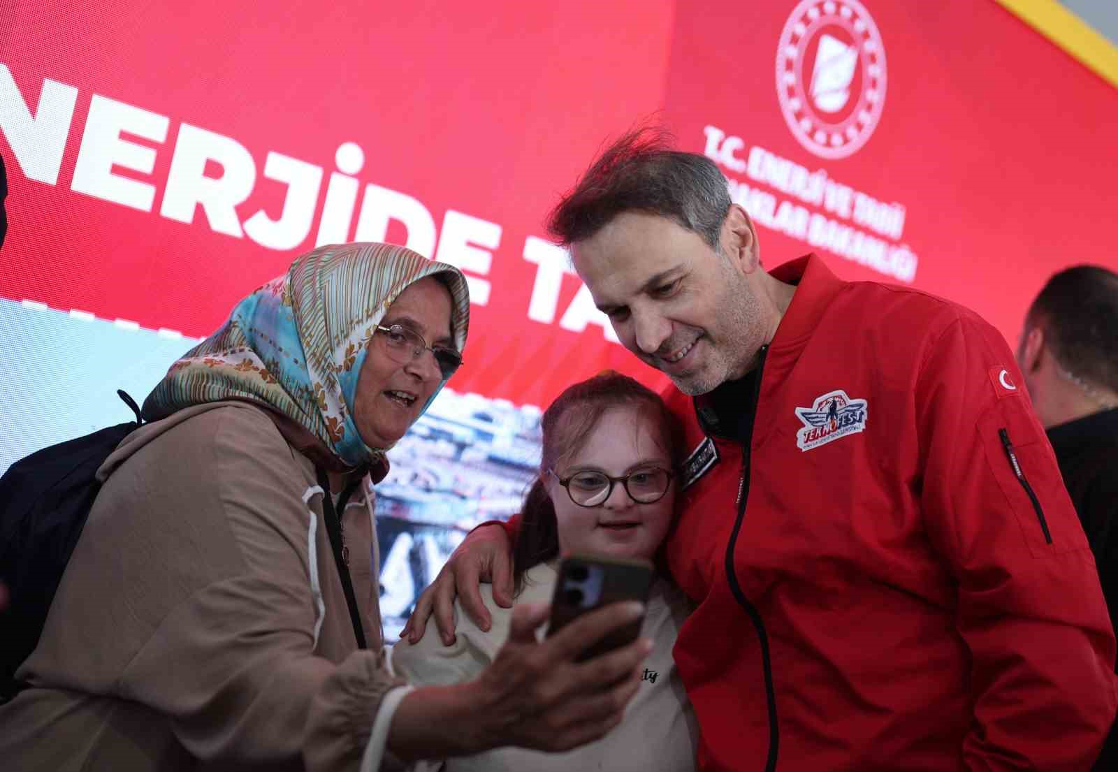 Enerji ve Tabii Kaynaklar Bakanı Bayraktar TEKNOFEST’TE gençlerle buluştu