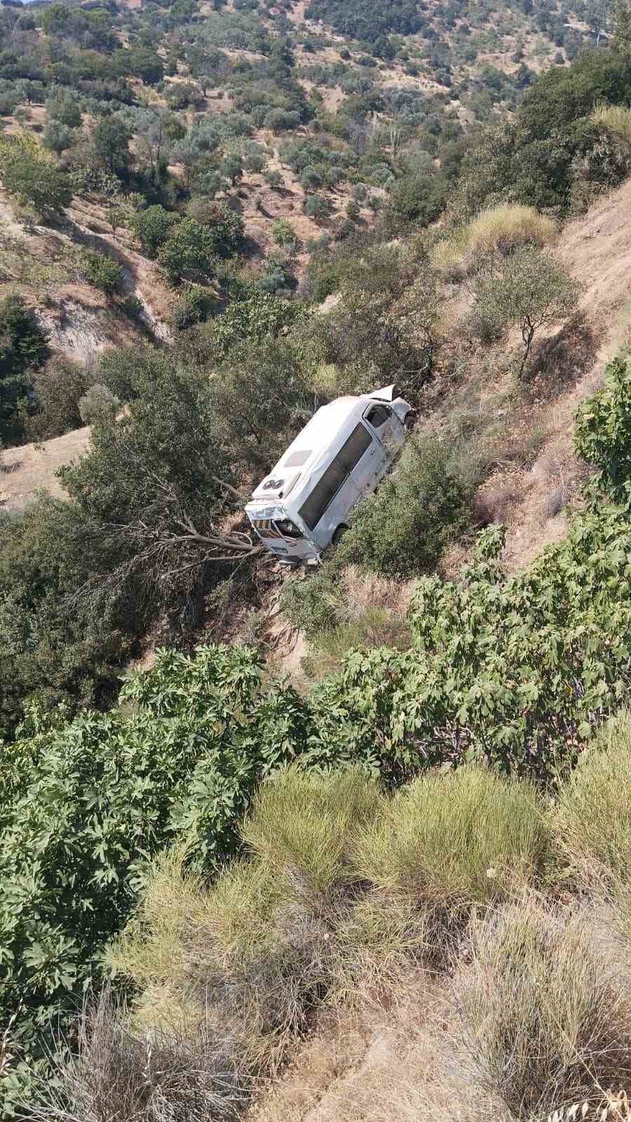 Aydın’da öğrenci servisi yoldan çıkıp uçuruma sürüklendi
