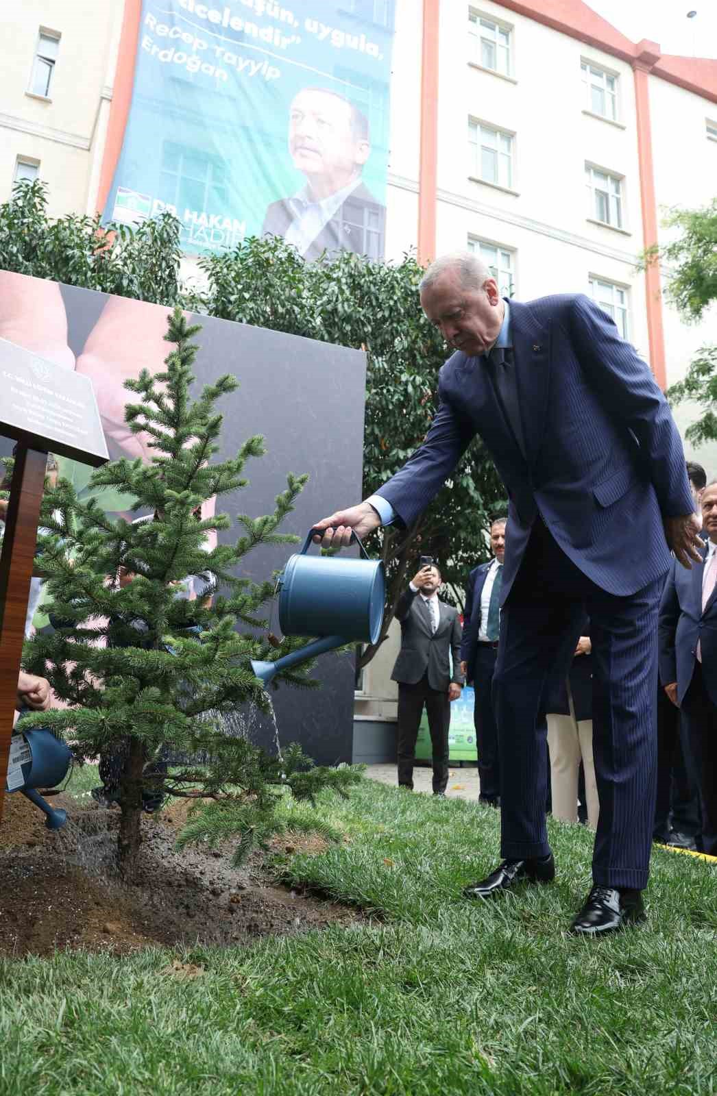 Cumhurbaşkanı Erdoğan, öğrencilerle fidan dikti