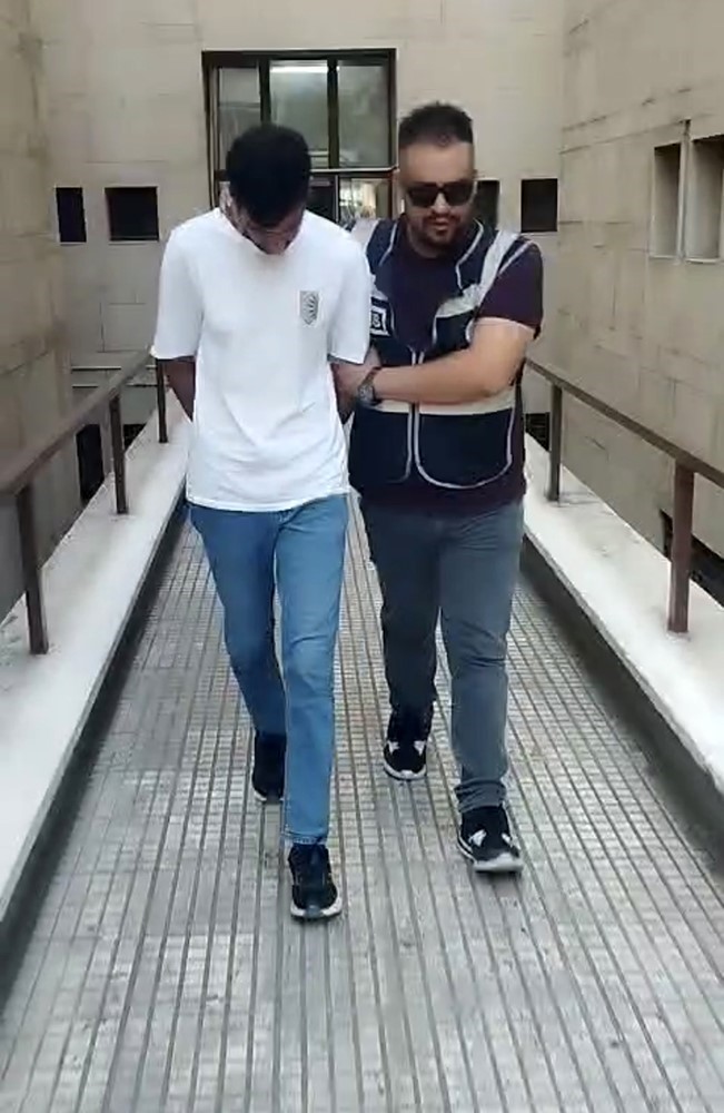 Polisi gören firari, çimlere yatıp ölü taklidi yaptı
