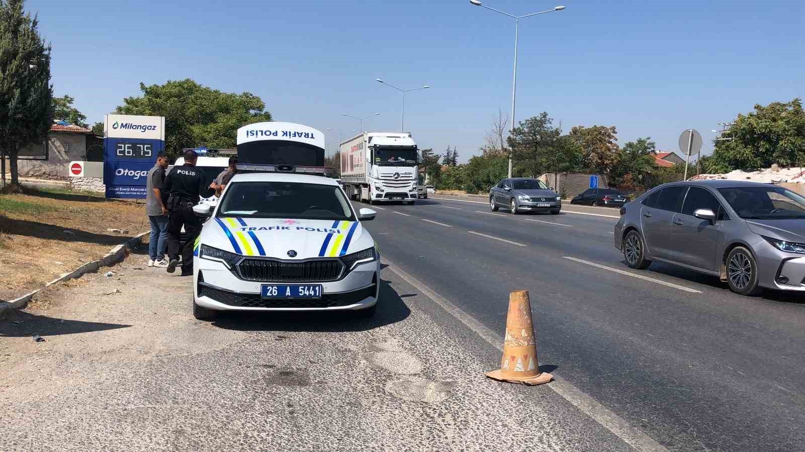 Kamyonetle çarpışmamak için manevra yapan motosiklet devrildi, 2 kişi yaralandı