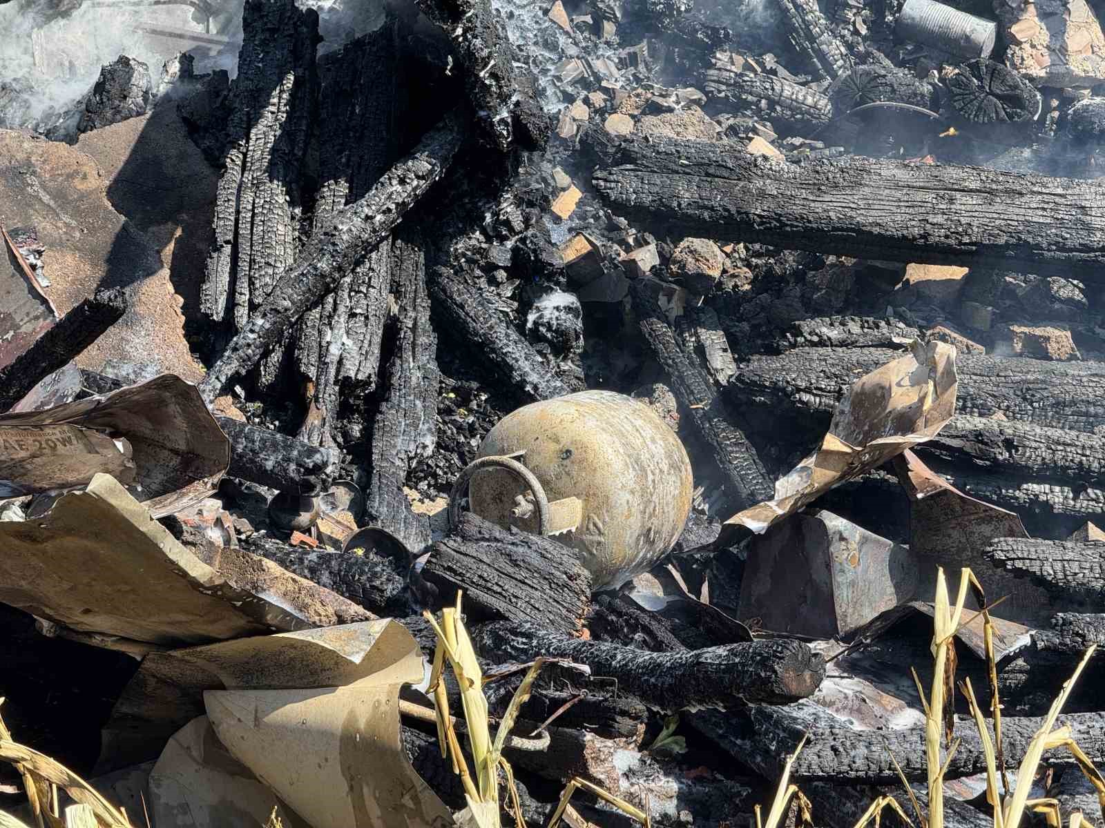Ahşap evden ormanlık alana sıçrayan yangın kontrol altına alındı