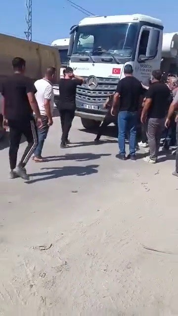 Yol verme tartışmasında sinirlenen vatandaş, kendini ringde hissedercesine kamyonu yumrukladı