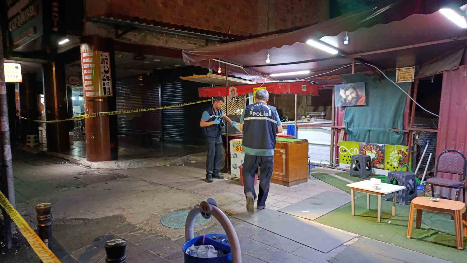 Motosikletli saldırganlar çay ocağını hedef aldı: 2 yaralı