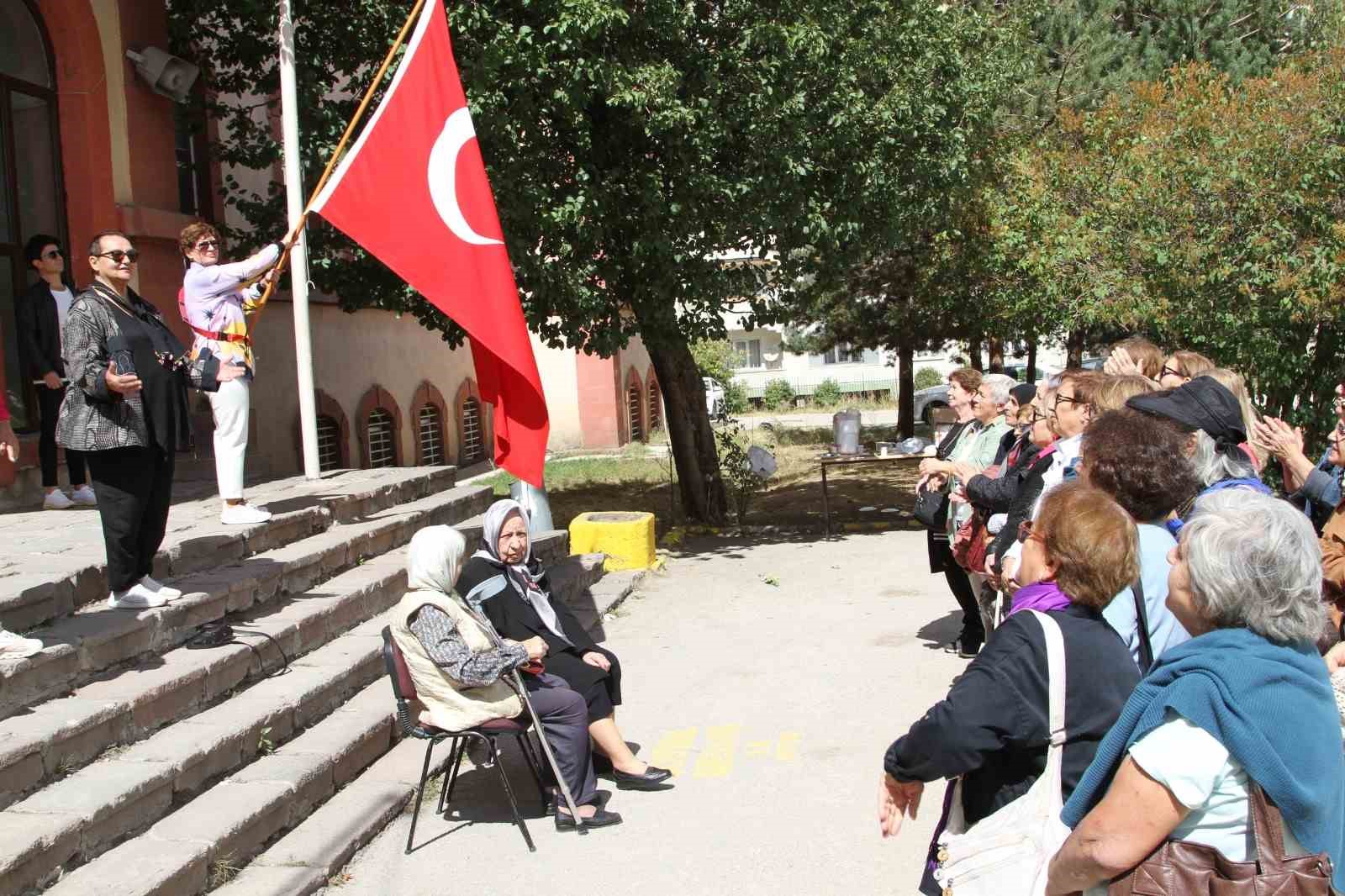 Nenehatun Kız Anadolu Lisesi’nin yarım asırlık mezunları bir araya geldi
